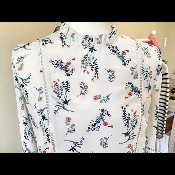 Wayf floral bell sleeve blouse size small S - Picture 5 of 7